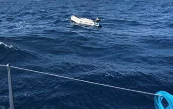Redding van een onbemande motorboot op drift