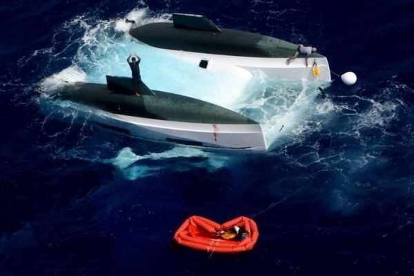 Drie opvarenden gered in de stille oceaan - gekapseisde catamaran 