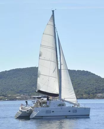catamaran onder zeil