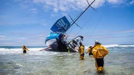 Zeiljacht gestrand op een koraalrif tijdens de Volvo Ocean race