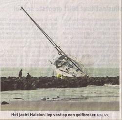 zeiljacht op de rotsen